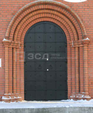 Двупольная арочная дверь в храм покрытая порошком